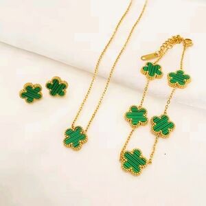 Necklace Set with  Green Pendant